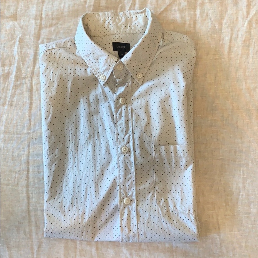 Short-sleeve micro dot shirt.